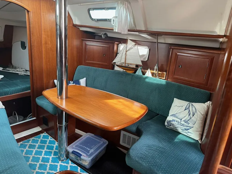Slide: The Image of Beneteau 331 2000 - 18