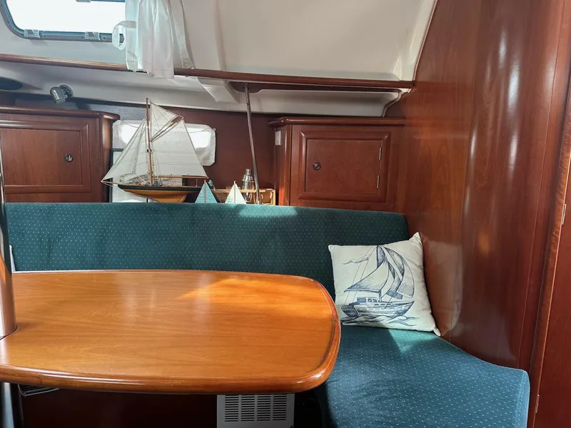 Slide: The Image of Beneteau 331 2000 - 19