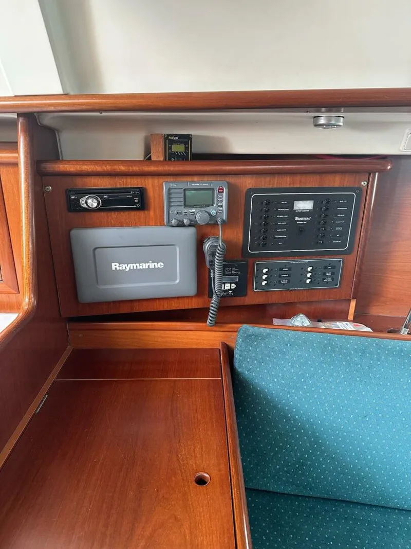 Slide: The Image of Beneteau 331 2000 - 23