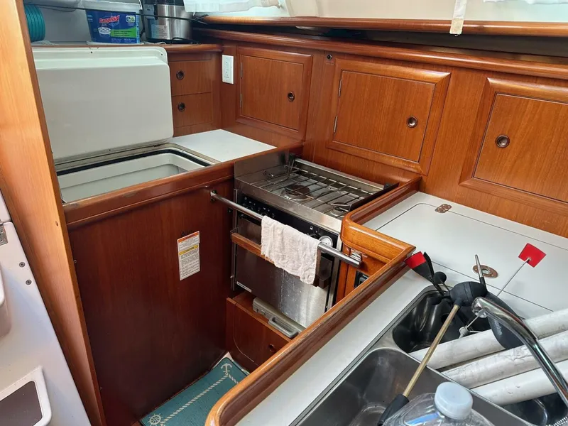 Slide: The Image of Beneteau 331 2000 - 27