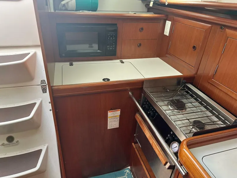 Slide: The Image of Beneteau 331 2000 - 29