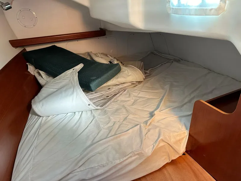 Slide: The Image of Beneteau 331 2000 - 32