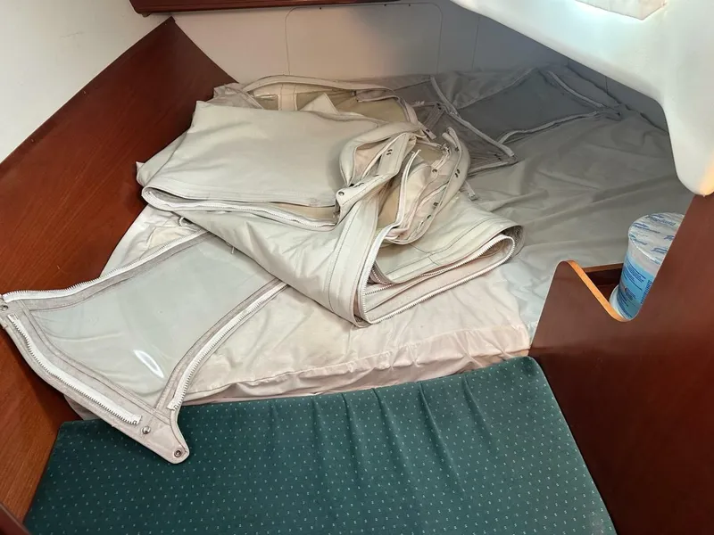 Slide: The Image of Beneteau 331 2000 - 33