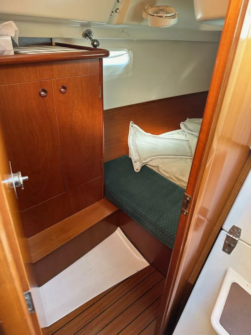 Slide: The Image of Beneteau 331 2000 - 35
