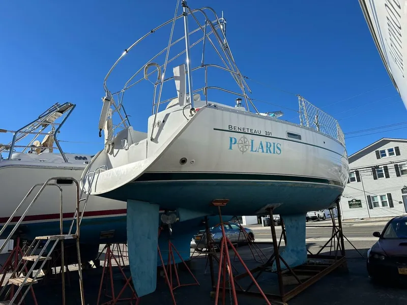 Slide: The Image of Beneteau 331 2000 - 8