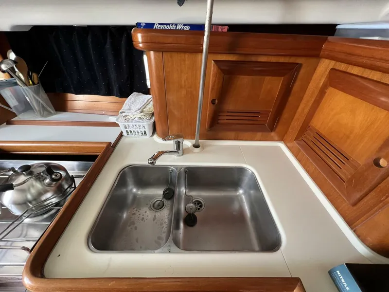 Slide: The Image of Beneteau 411 2001 - 16