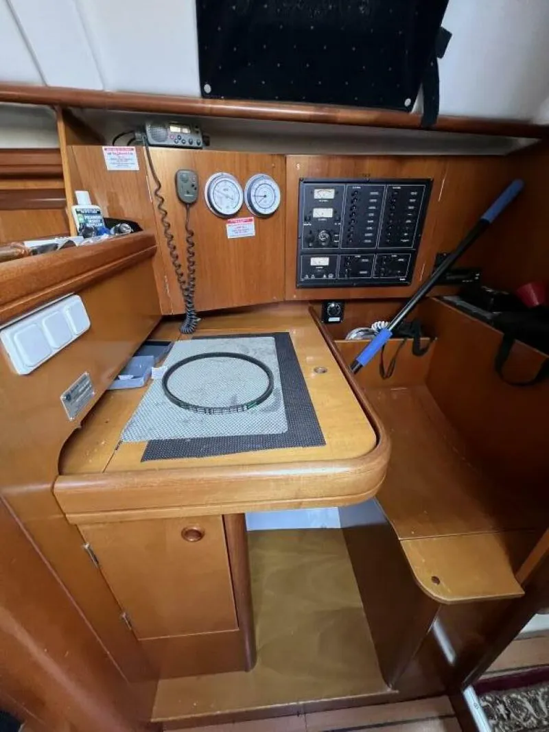 Slide: The Image of Beneteau 411 2001 - 22