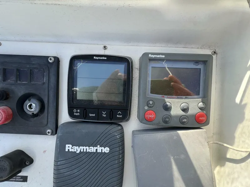Slide: The Image of Beneteau 411 2001 - 28