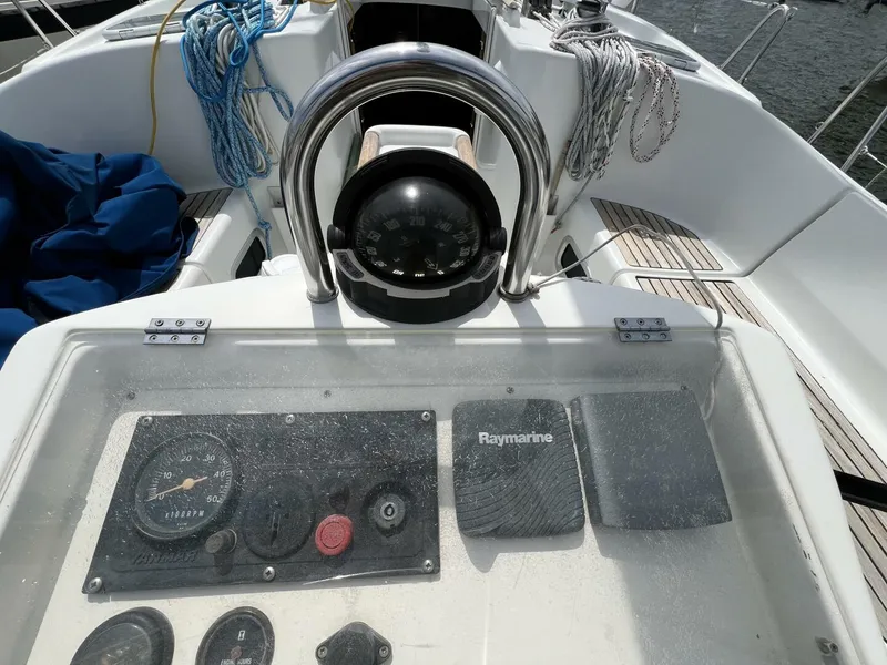 Slide: The Image of Beneteau 411 2001 - 35