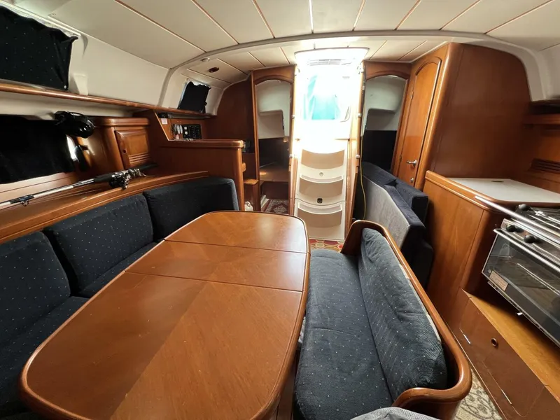 Slide: The Image of Beneteau 411 2001 - 4