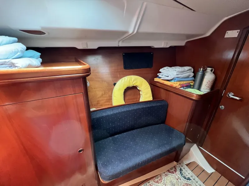Slide: The Image of Beneteau 411 2001 - 9