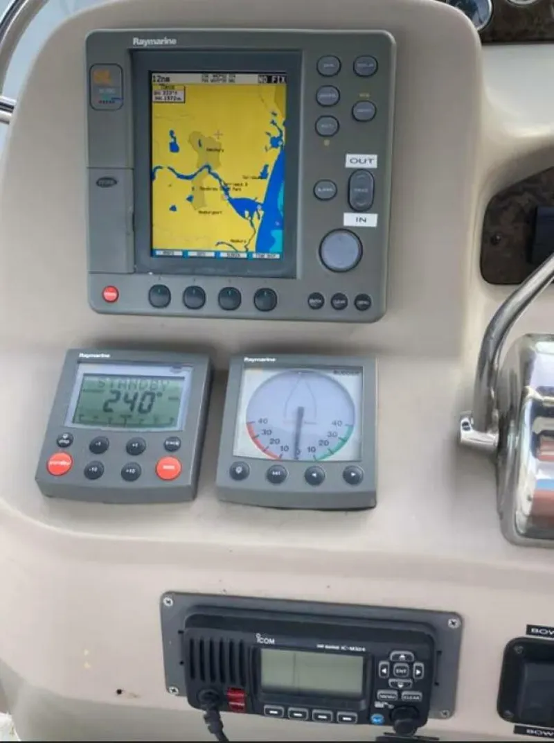 Slide: The Image of Sea Ray Sundancer 2002 - 3
