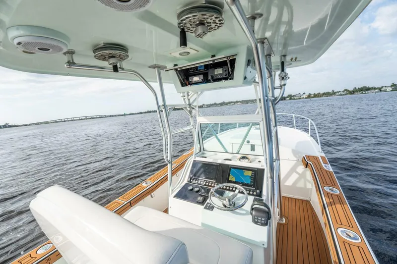 Slide: The Image of Bimini 24 Center Console 2009 - 17
