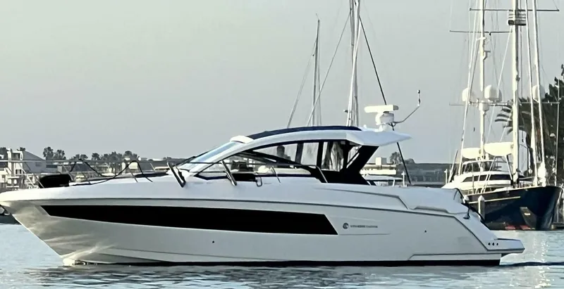 The Image of Cruisers 390 Express Coupe 2017 - 0