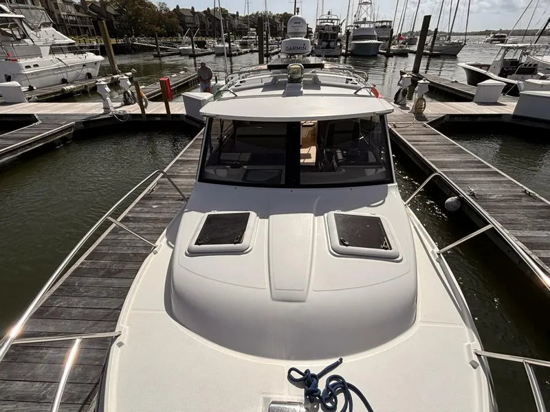 Slide: The Image of Cutwater 28 LE 2016 - 18