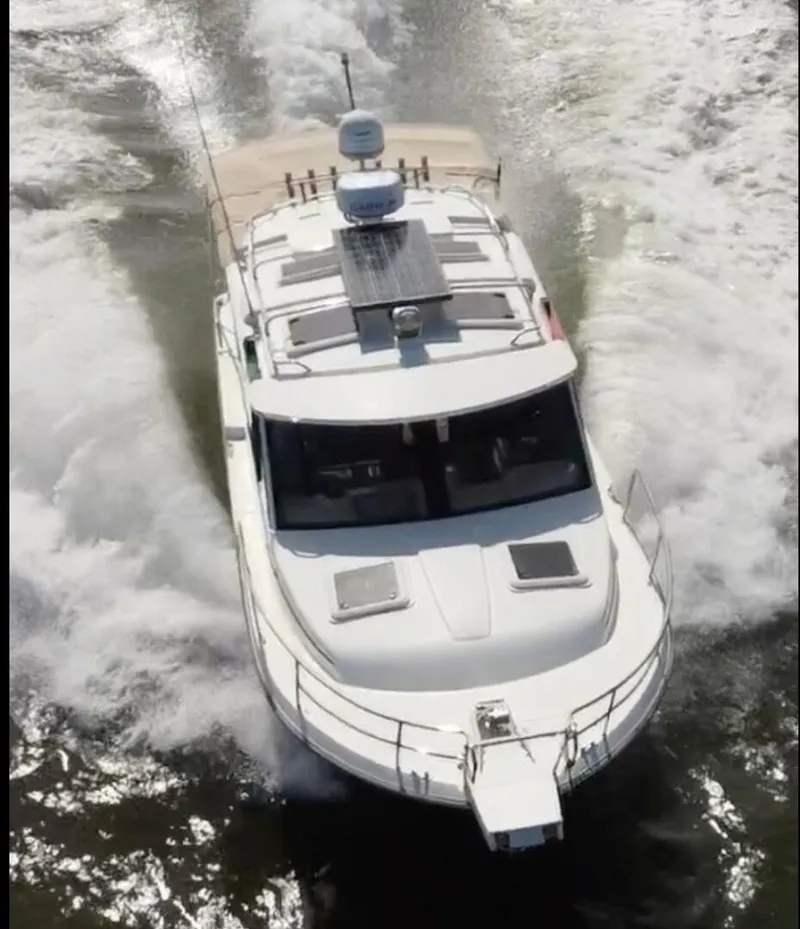 Slide: The Image of Cutwater 28 LE 2016 - 8