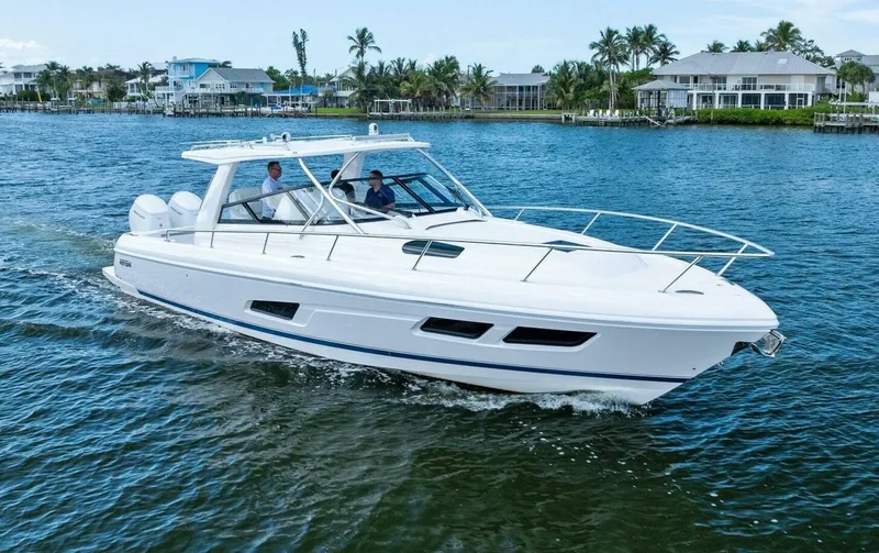 The Image of Intrepid 438 Evolution 2022 - 0