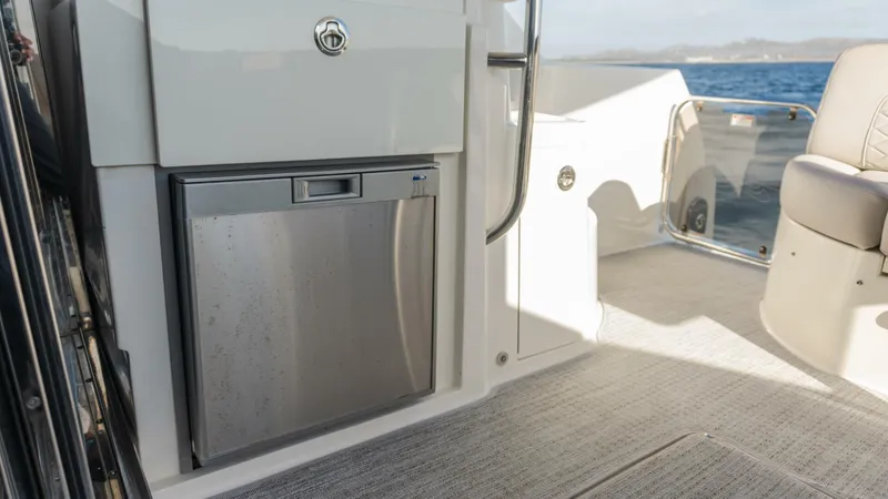 Slide: The Image of Sea Ray 51 Flybridge 2017 - 22
