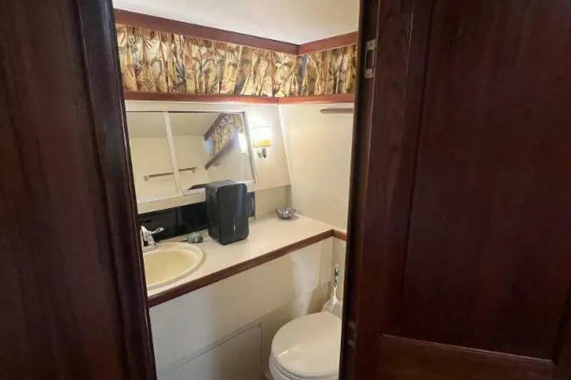 Slide: The Image of Gulfstar 44 Aft Cabin MY 1986 - 43
