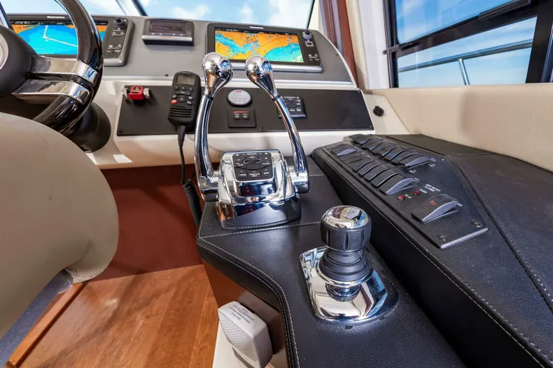 Slide: The Image of Sea Ray 510 Fly 2015 - 28