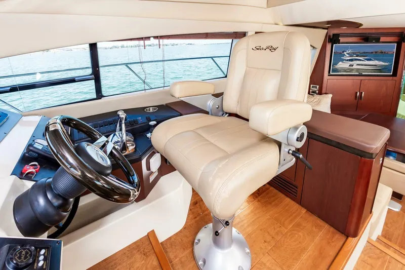 Slide: The Image of Sea Ray 510 Fly 2015 - 29
