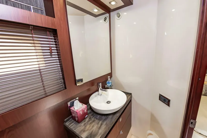 Slide: The Image of Sea Ray 510 Fly 2015 - 43