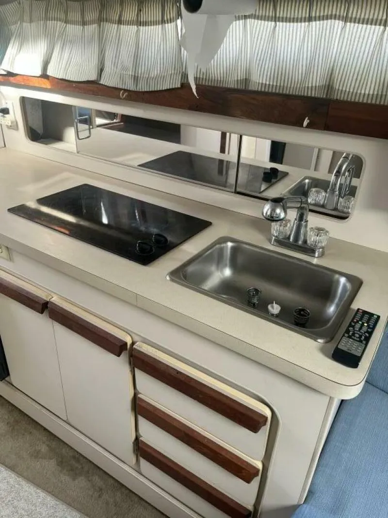 Slide: The Image of Carver Yachts 2557 Montego 1989 - 10