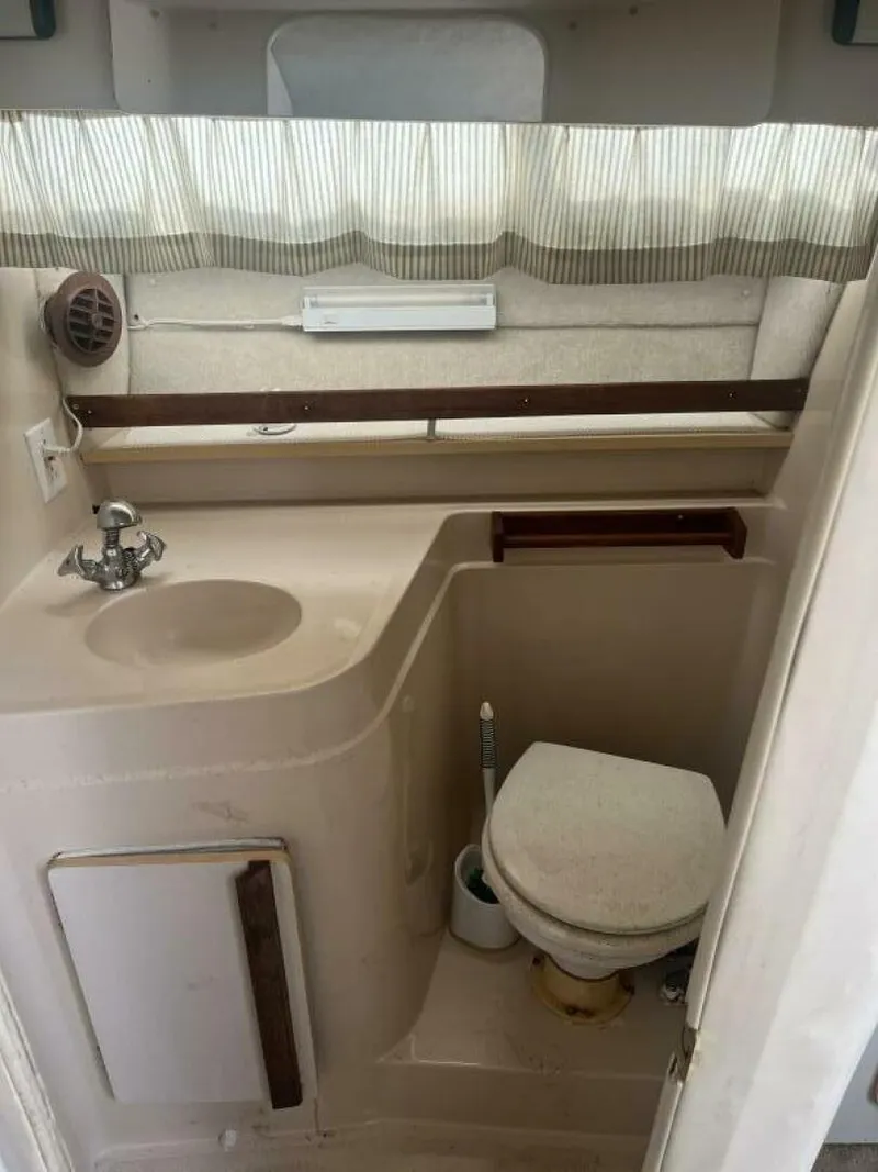 Slide: The Image of Carver Yachts 2557 Montego 1989 - 11