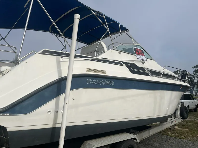 Slide: The Image of Carver Yachts 2557 Montego 1989 - 21