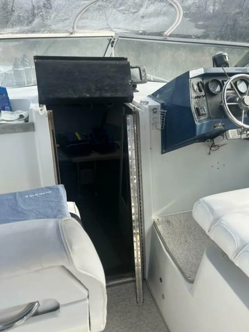 Slide: The Image of Carver Yachts 2557 Montego 1989 - 4