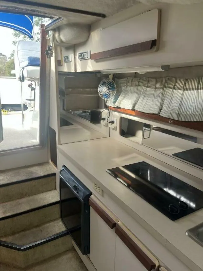 Slide: The Image of Carver Yachts 2557 Montego 1989 - 9