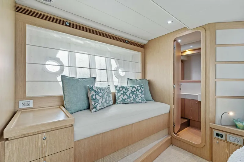Slide: The Image of Ferretti 620 2013 - 24