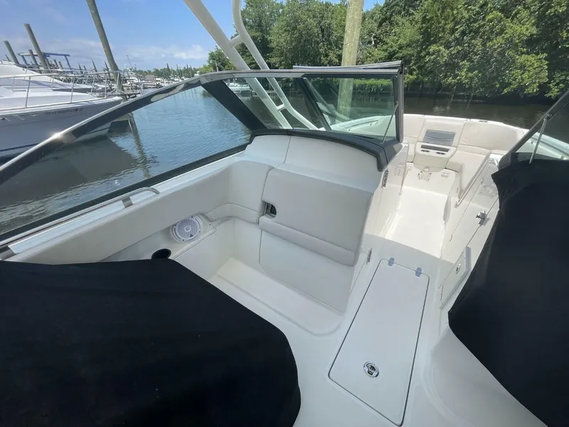 Slide: The Image of Boston Whaler 270 Vantage 2016 - 10