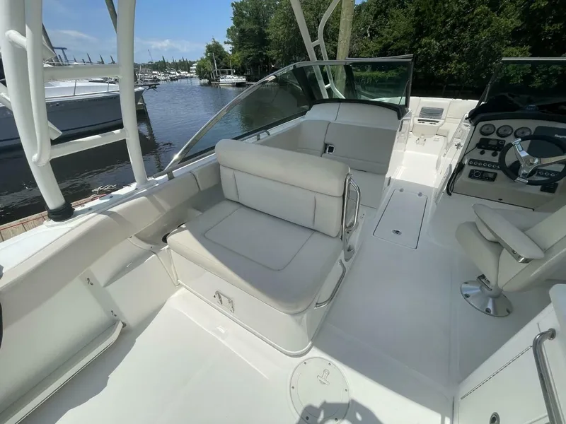 Slide: The Image of Boston Whaler 270 Vantage 2016 - 13