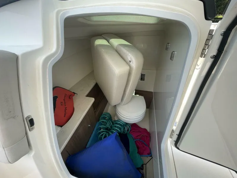 Slide: The Image of Boston Whaler 270 Vantage 2016 - 15
