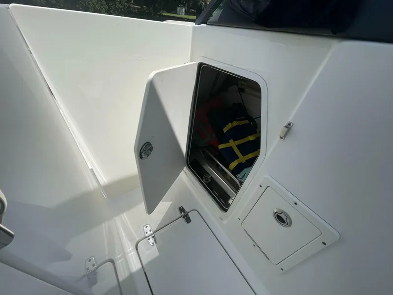 Slide: The Image of Boston Whaler 270 Vantage 2016 - 17