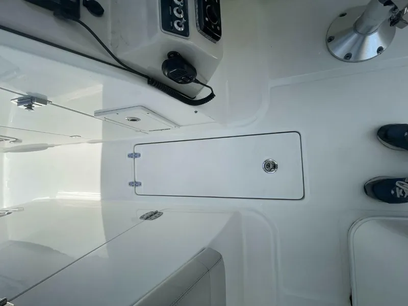 Slide: The Image of Boston Whaler 270 Vantage 2016 - 18
