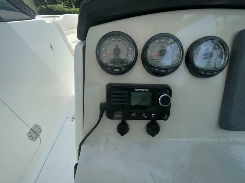 Slide: The Image of Boston Whaler 270 Vantage 2016 - 23