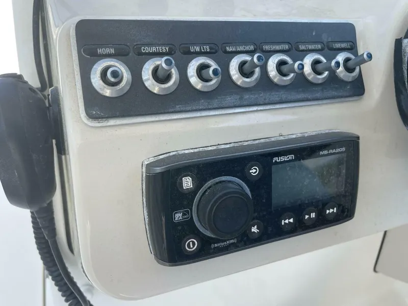 Slide: The Image of Boston Whaler 270 Vantage 2016 - 24