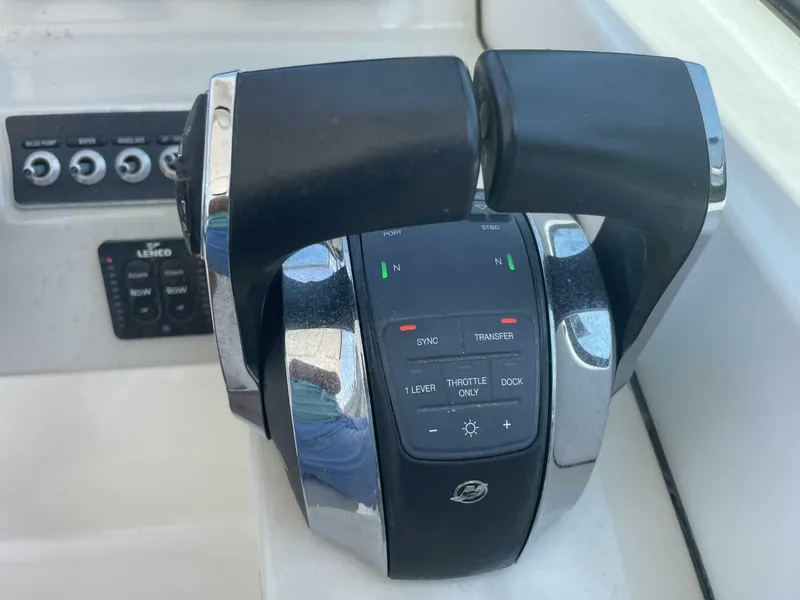 Slide: The Image of Boston Whaler 270 Vantage 2016 - 26