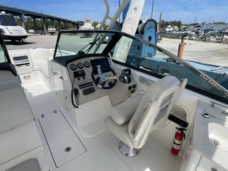 Slide: The Image of Boston Whaler 270 Vantage 2016 - 34