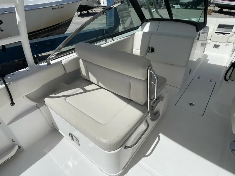 Slide: The Image of Boston Whaler 270 Vantage 2016 - 35