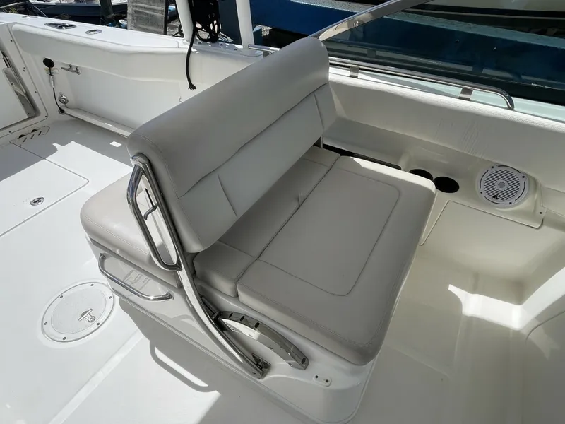 Slide: The Image of Boston Whaler 270 Vantage 2016 - 36