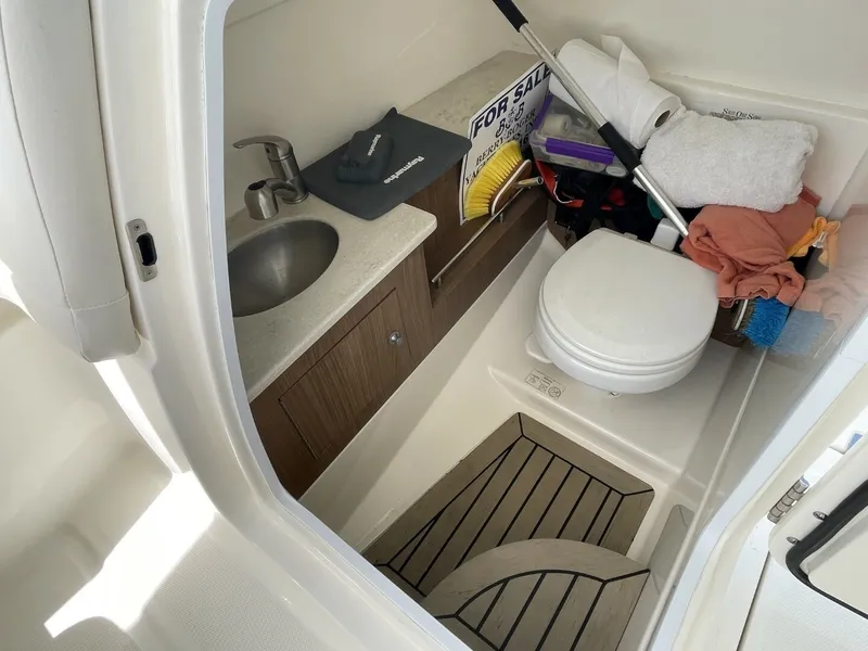 Slide: The Image of Boston Whaler 270 Vantage 2016 - 38