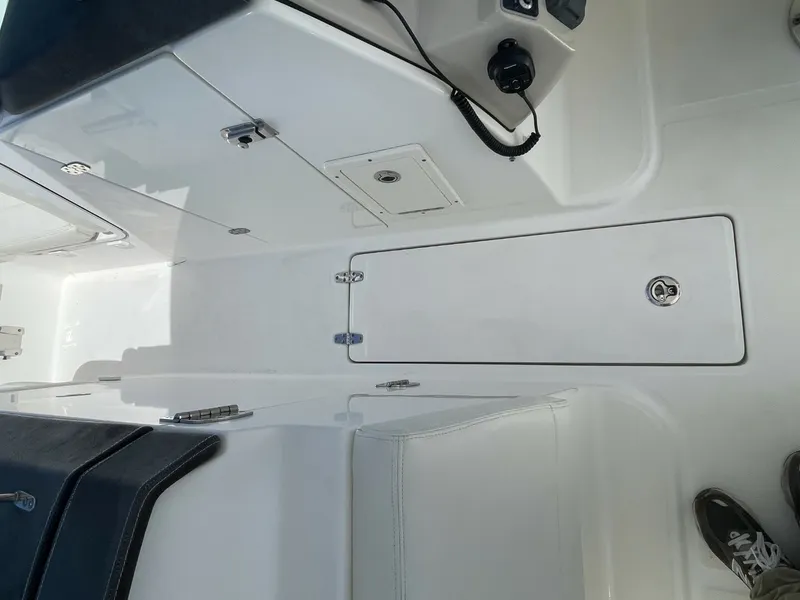 Slide: The Image of Boston Whaler 270 Vantage 2016 - 39