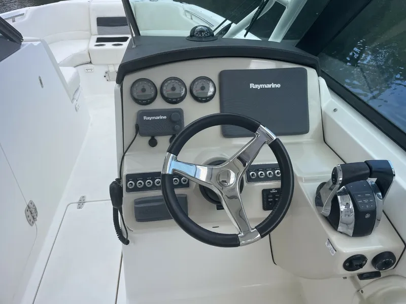 Slide: The Image of Boston Whaler 270 Vantage 2016 - 46