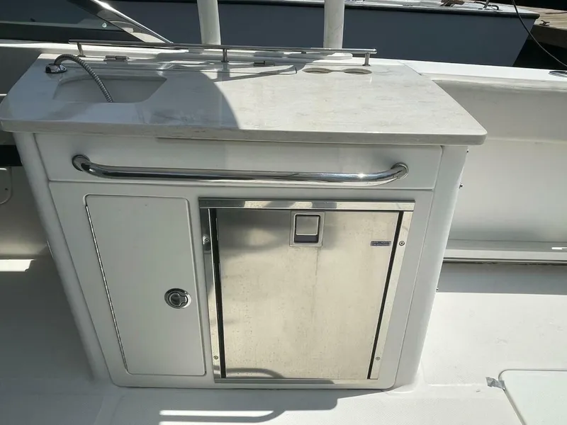 Slide: The Image of Boston Whaler 270 Vantage 2016 - 6