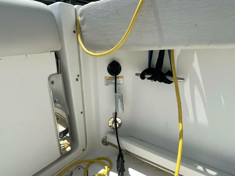 Slide: The Image of Boston Whaler 270 Vantage 2016 - 8