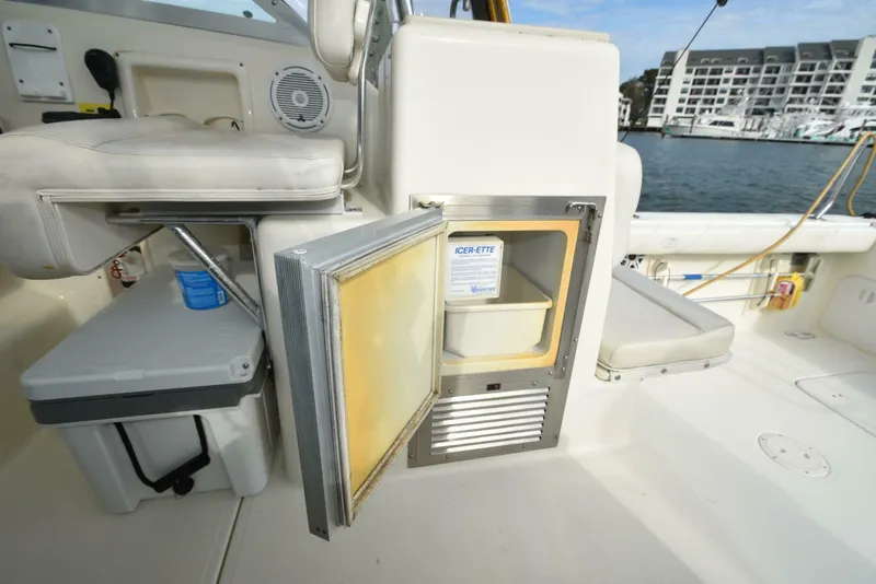 Slide: The Image of Pursuit 3070 Offshore Express 2005 - 14