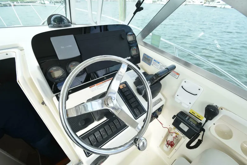 Slide: The Image of Pursuit 3070 Offshore Express 2005 - 16